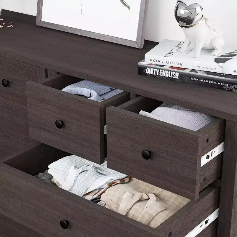 Commode Canellée. Grande Commode 5 Tiroirs avec Poignées et Pieds en Métal Doré. Organisateur de Rangement
