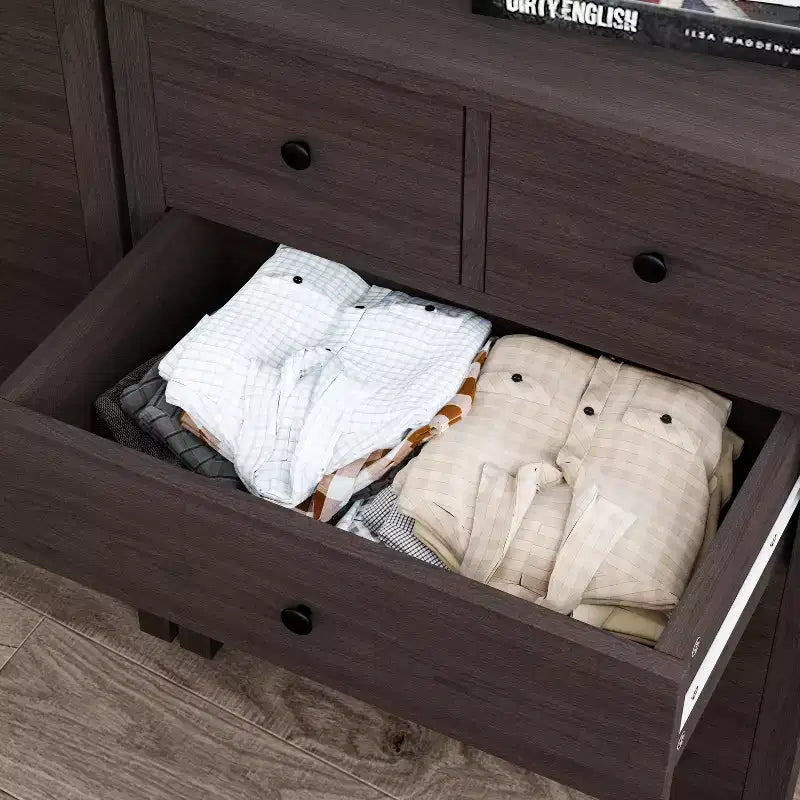 Commode Canellée. Grande Commode 5 Tiroirs avec Poignées et Pieds en Métal Doré. Organisateur de Rangement