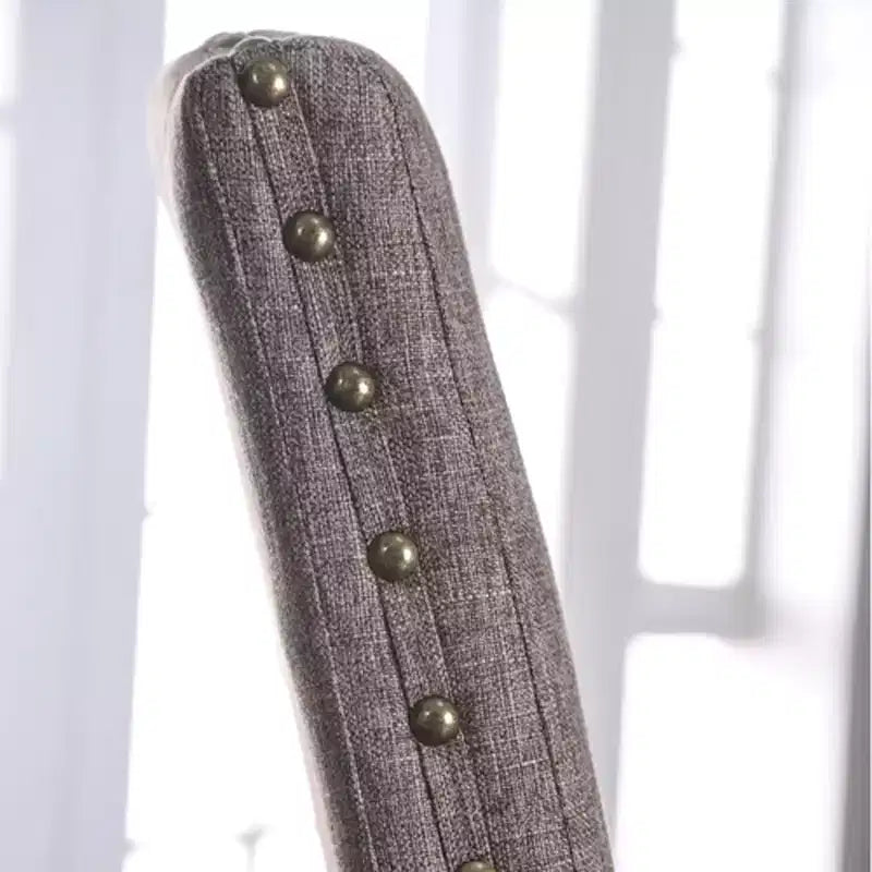 Chaise de salle à manger capitonnée en bois gris - : Garniture cloutée, revêtement en polyester