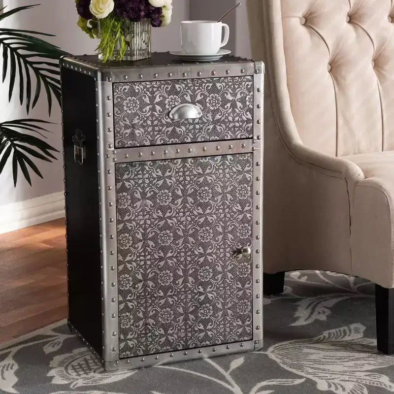 Meuble d'appoint floral en métal argenté - : Malle de rangement universelle, 71 cm de haut